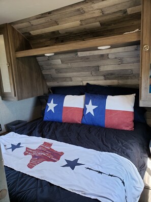 2 bedrooms, bed sheets - Spacious 2 bed 1.5 bath RV (Belton)