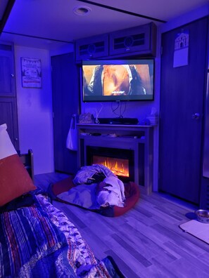 Living area - Spacious 2 bed 1.5 bath RV (Belton)