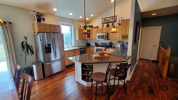 冷蔵庫、電子レンジ、オーブン、コンロ