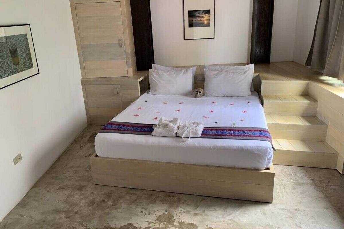 Minibar, desk, free WiFi, bed sheets
