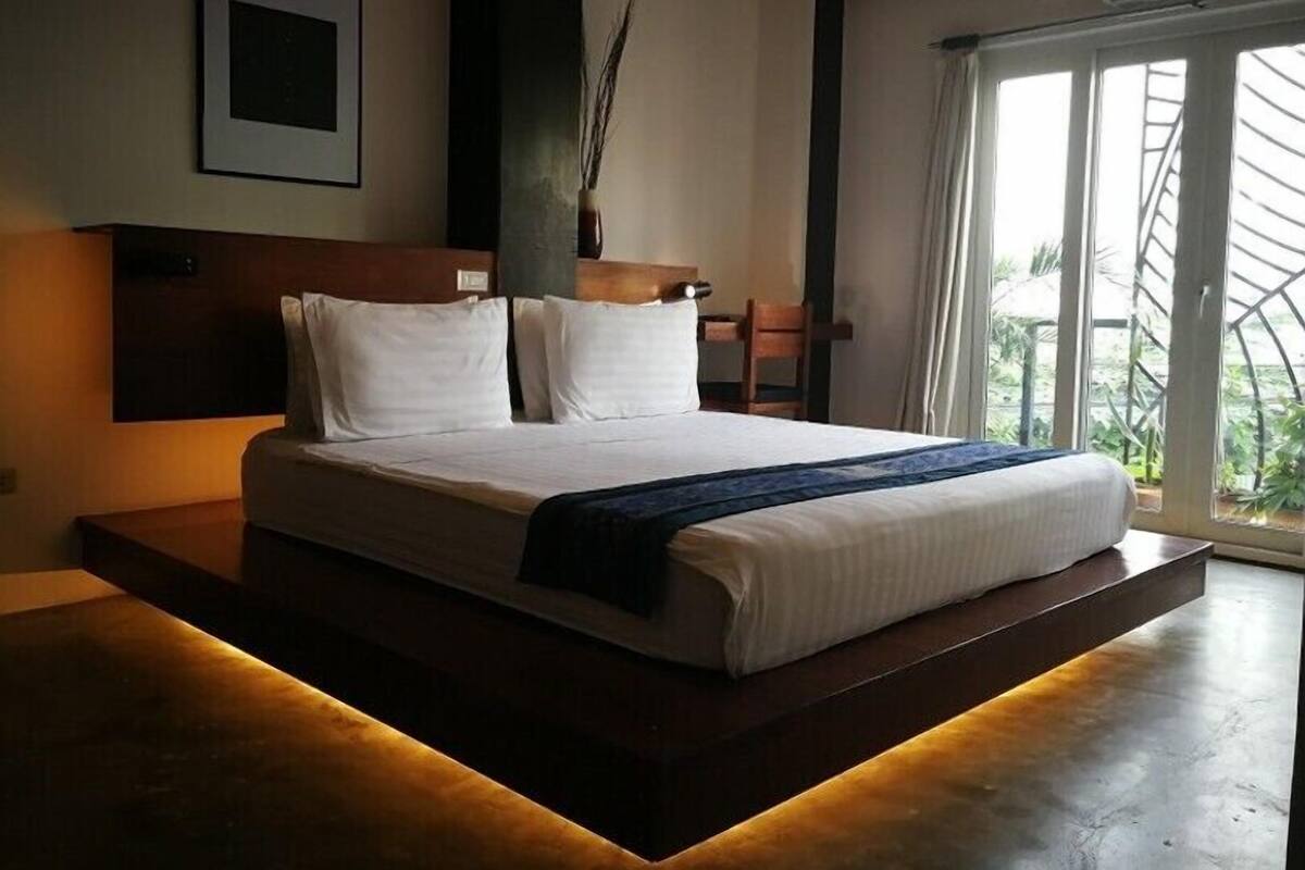 Minibar, desk, free WiFi, bed sheets