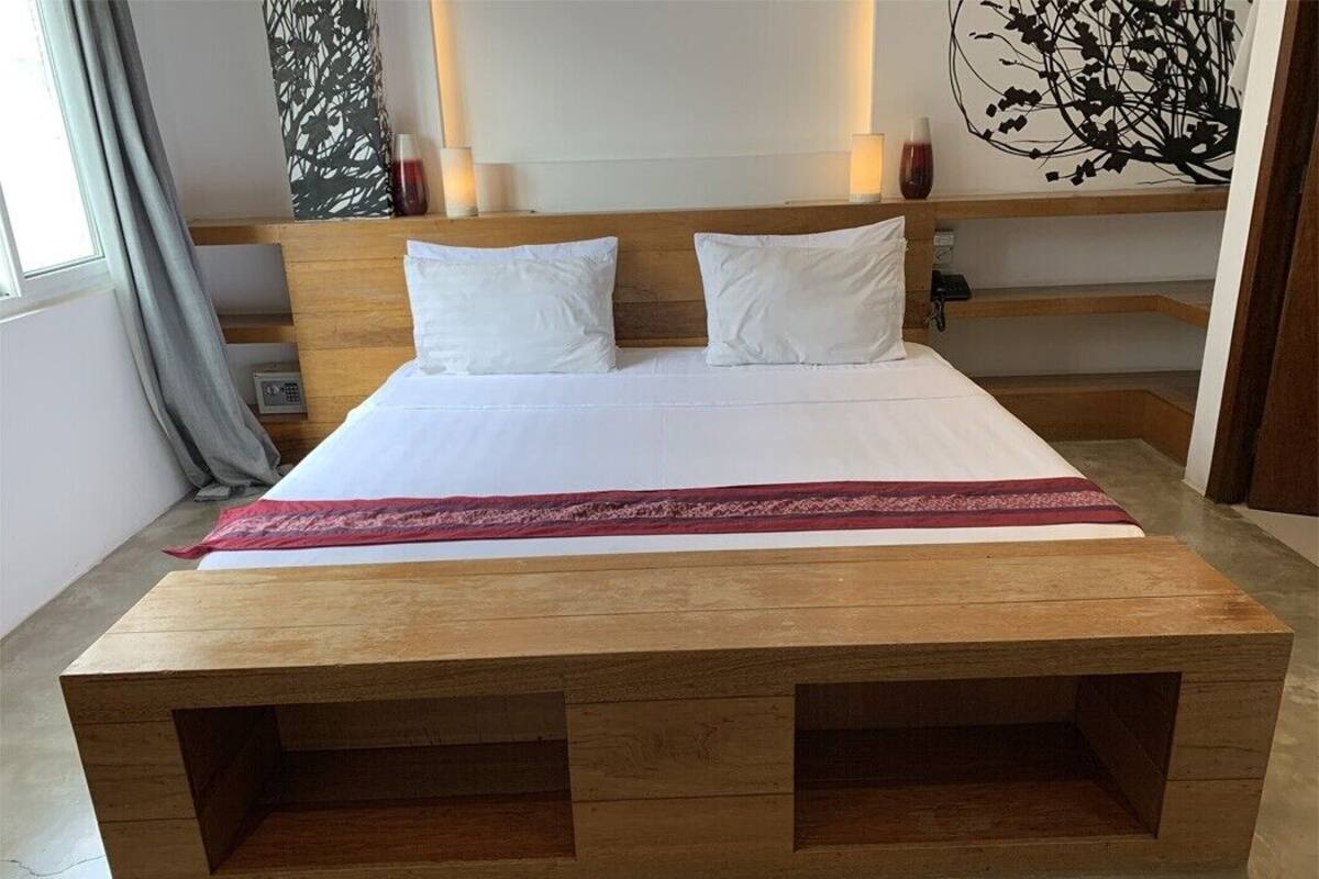 Minibar, desk, free WiFi, bed sheets