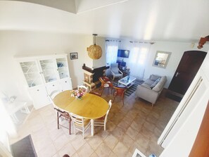 Fernseher, Kamin, Stereoanlage