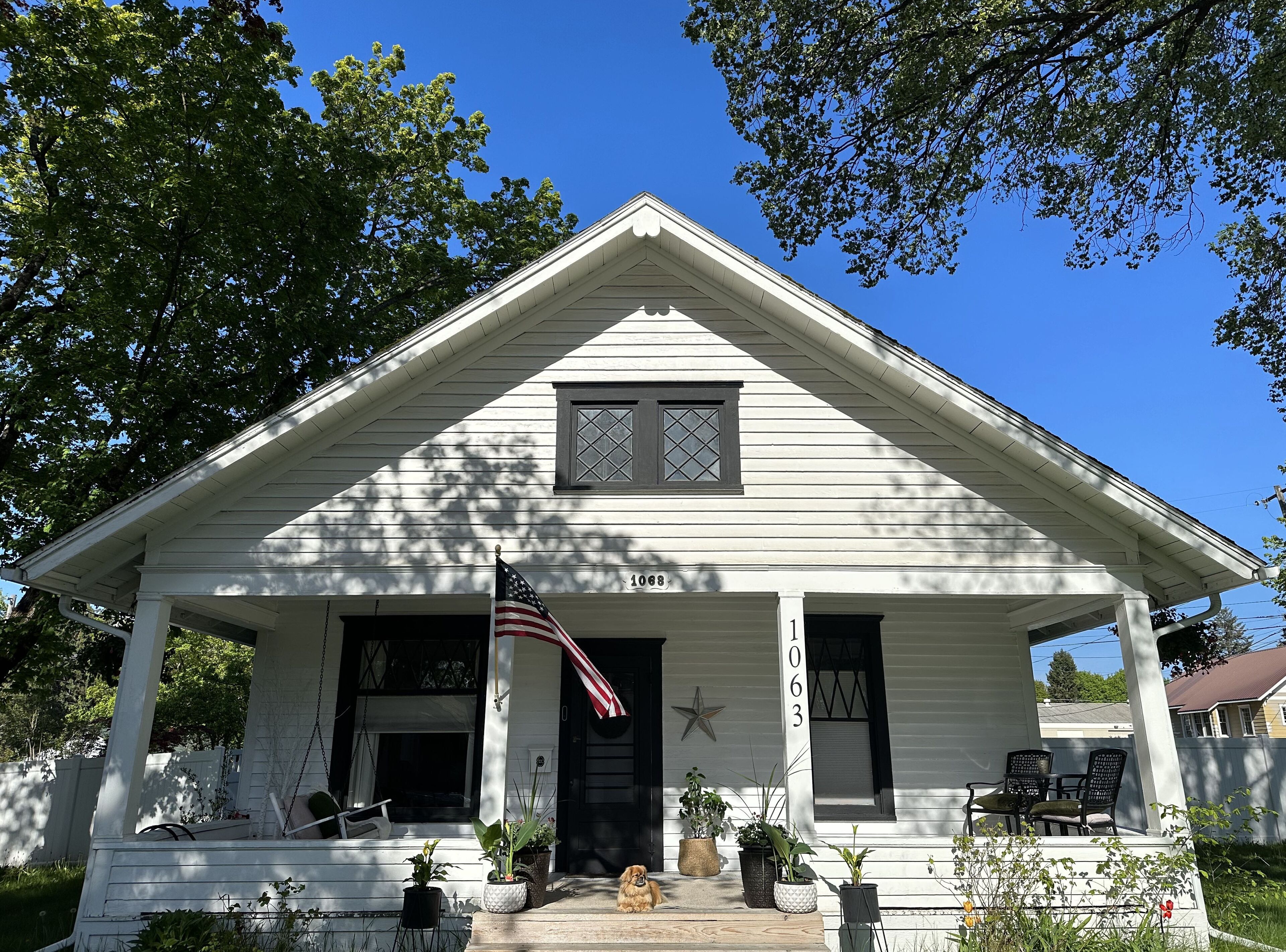 Ideal location! Restful bungalow near Lake CDA. Close to parks, beaches, & golf!