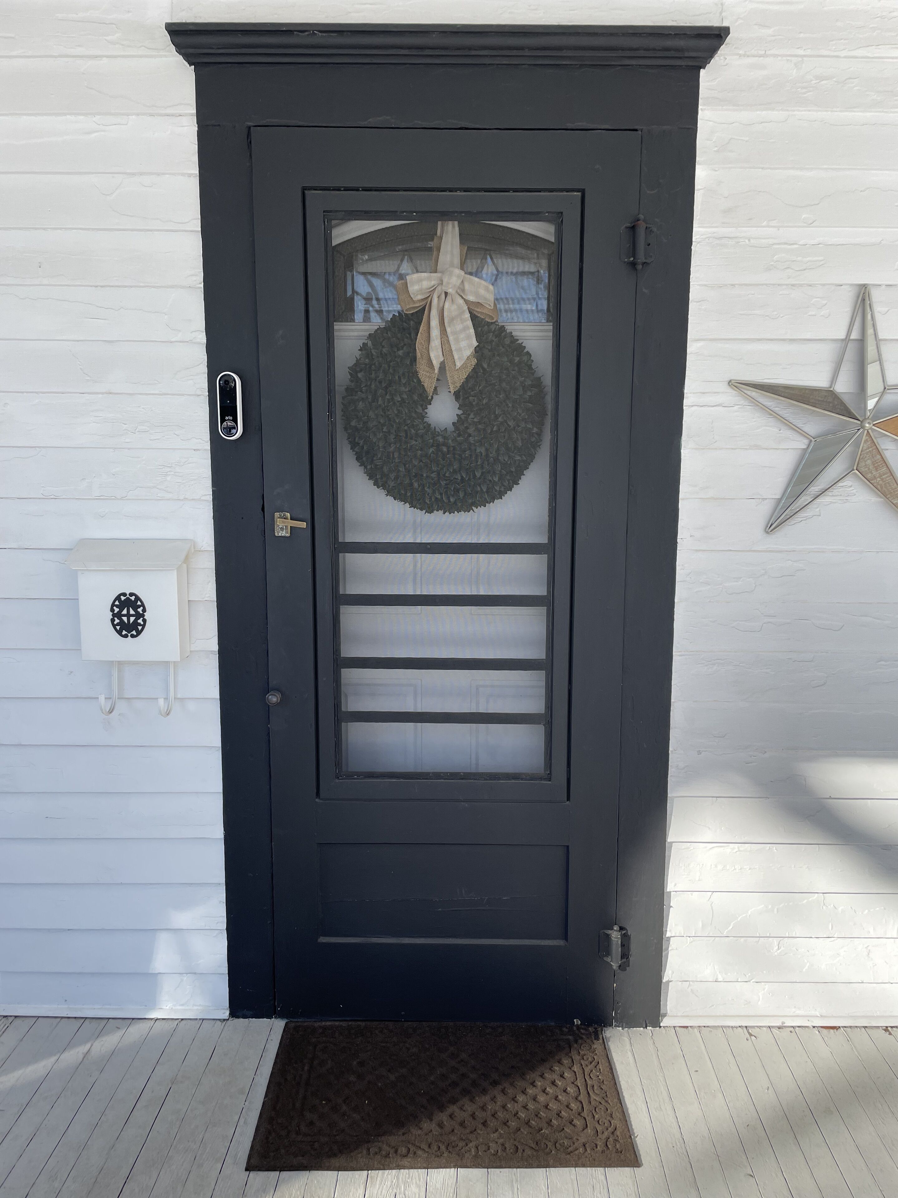 Ideal location! Restful bungalow near Lake CDA. Close to parks, beaches, & golf!