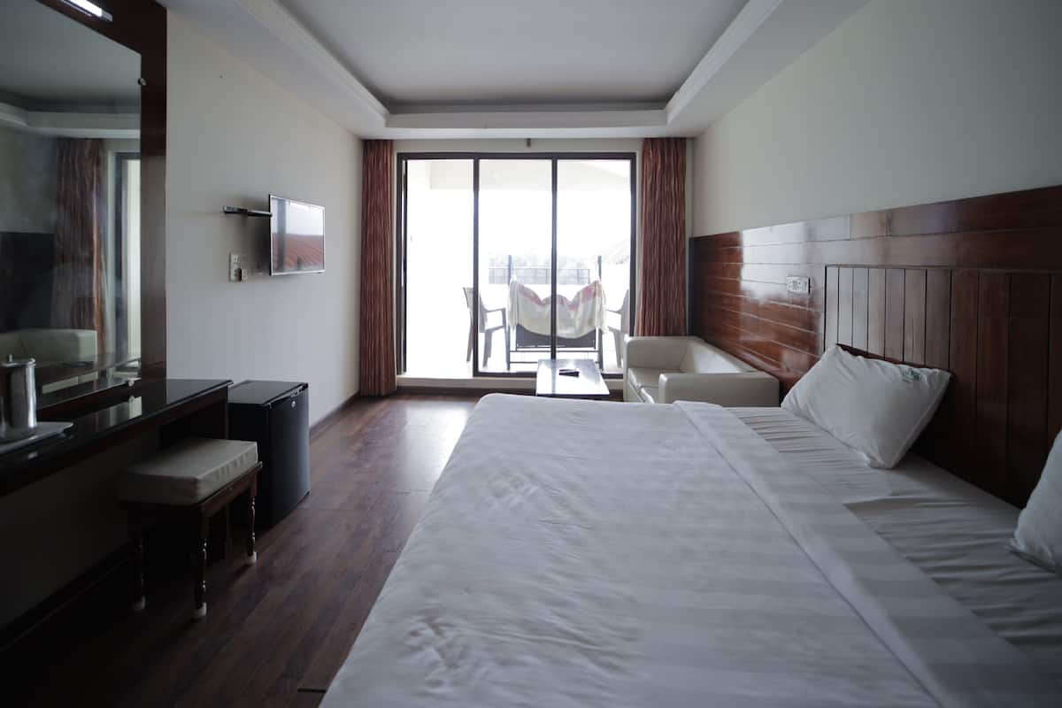 Egyptian cotton sheets, premium bedding, desk, free WiFi