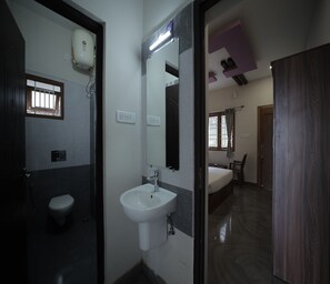 Honeymoon Studio | Bathroom