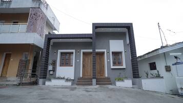 Vista frontal de la propiedad