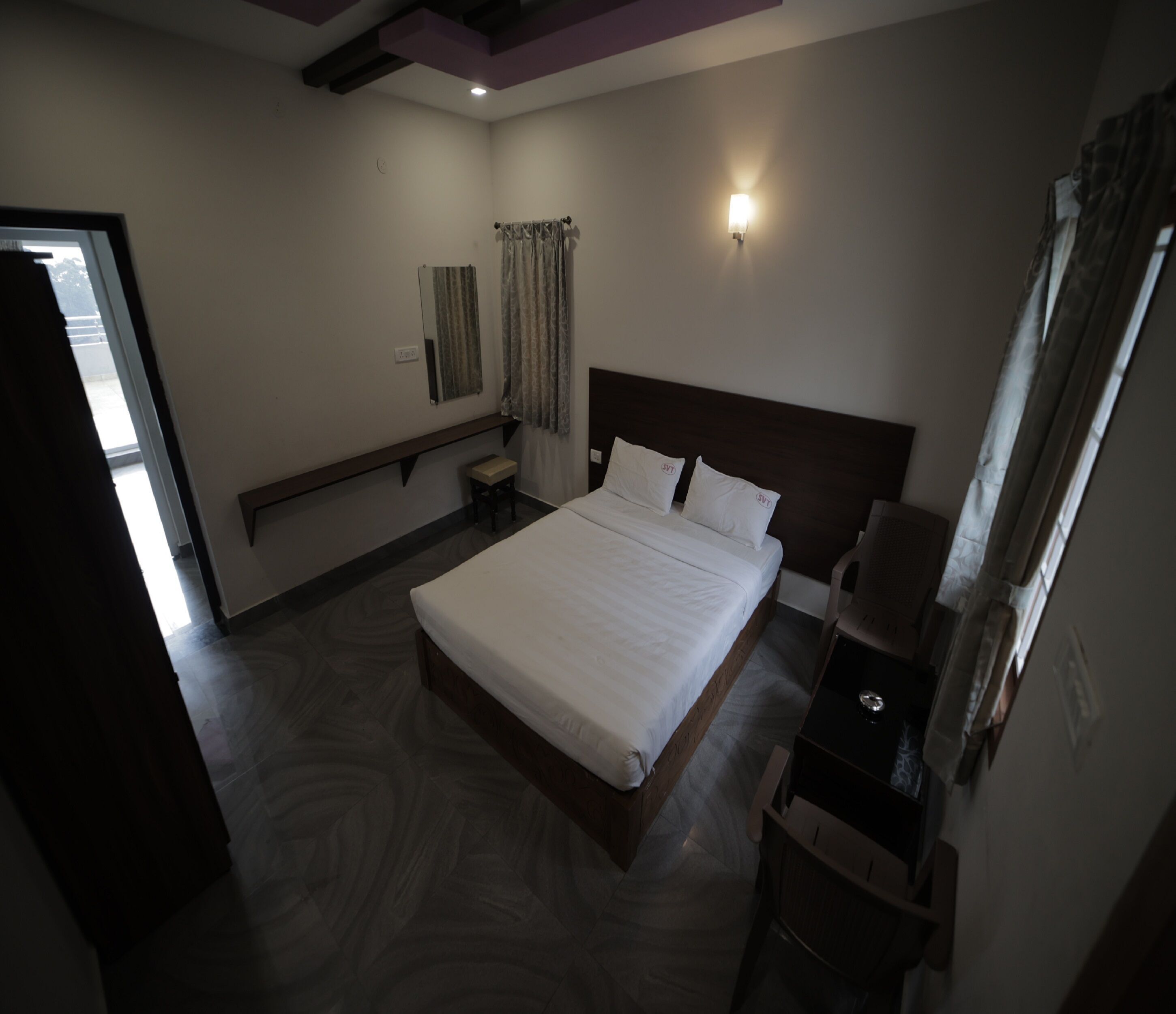 Egyptian cotton sheets, premium bedding, desk, free WiFi