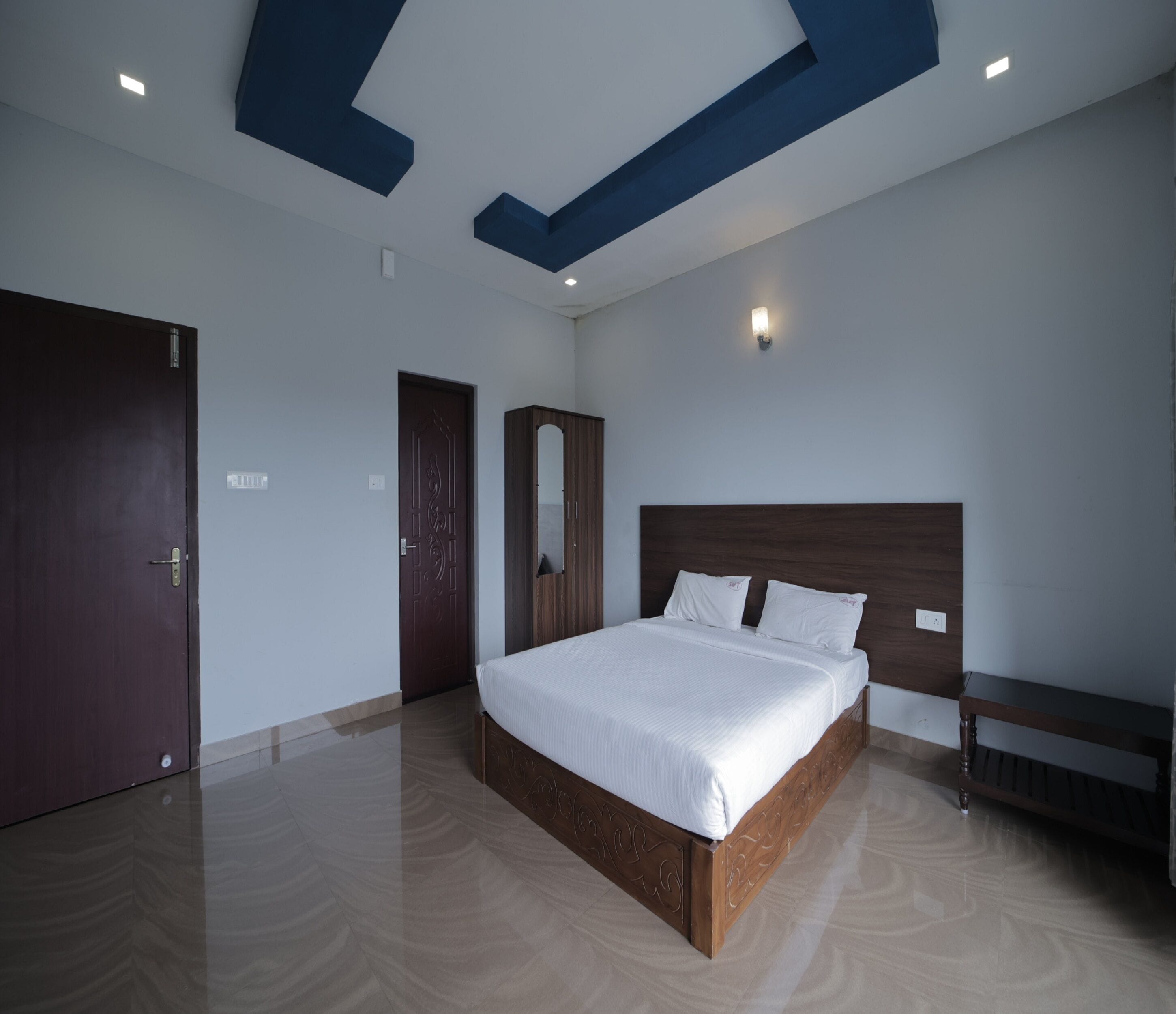 Une chambre à coucher moderne avec un lit en bois, une armoire et un banc.