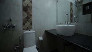 A bathroom with a toilet, sink, and shower. - Cool Stay Home (Kodaikanal)