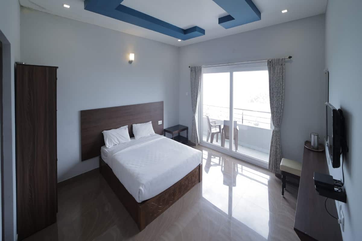 Honeymoon Studio | Egyptian cotton sheets, premium bedding, desk, free WiFi