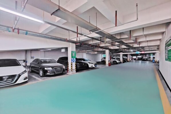 Eine mehrstöckige Parkgarage mit mehreren Autos in dafür vorgesehenen Stellplätzen.