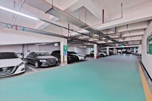 Eine mehrstöckige Parkgarage mit mehreren Autos.