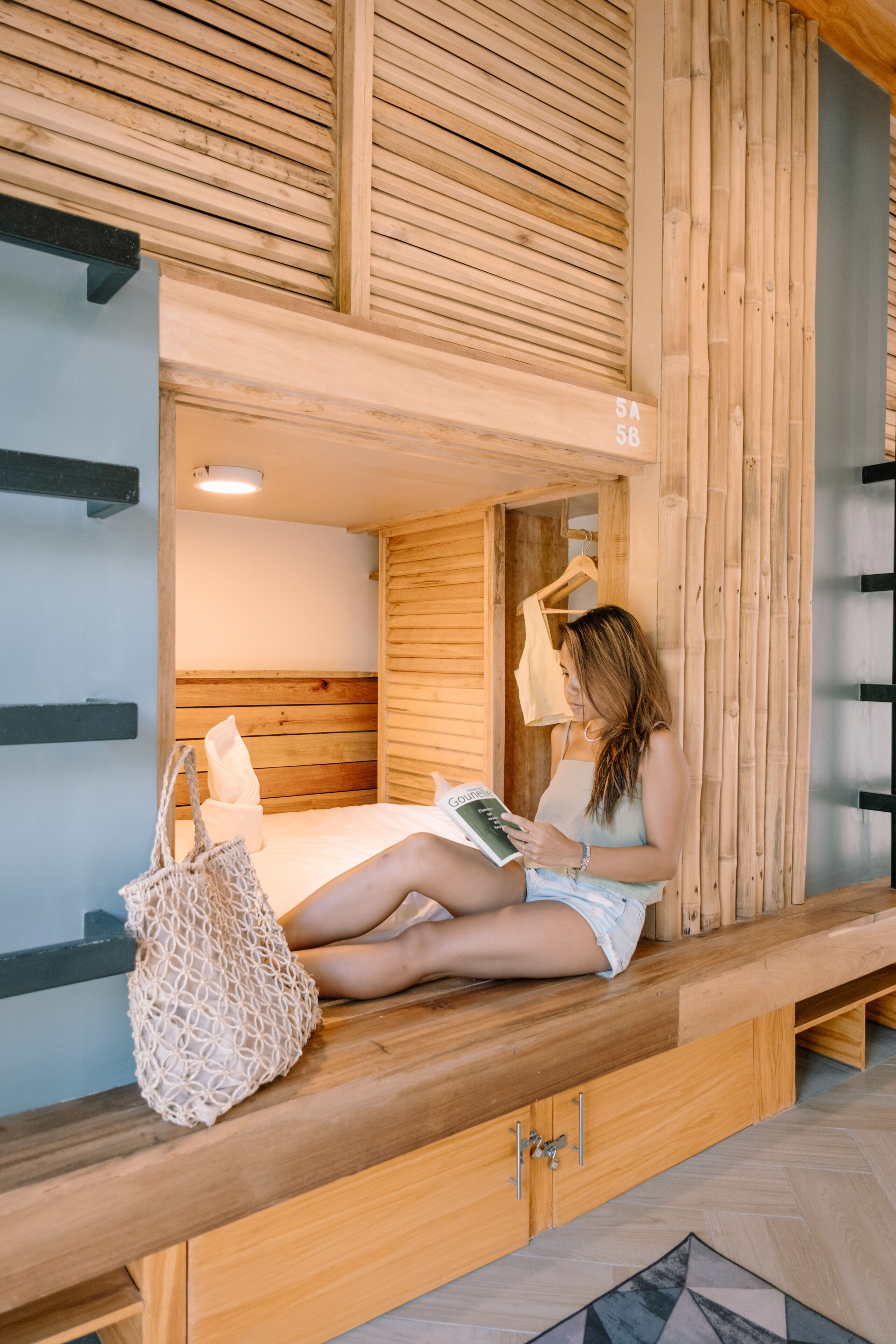 高級寝具、客室ごとに異なるインテリア、ノートパソコン用作業スペース、遮光カーテン