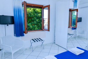 1 chambre, coffre-fort, fer et planche à repasser, lit de bébé portatif