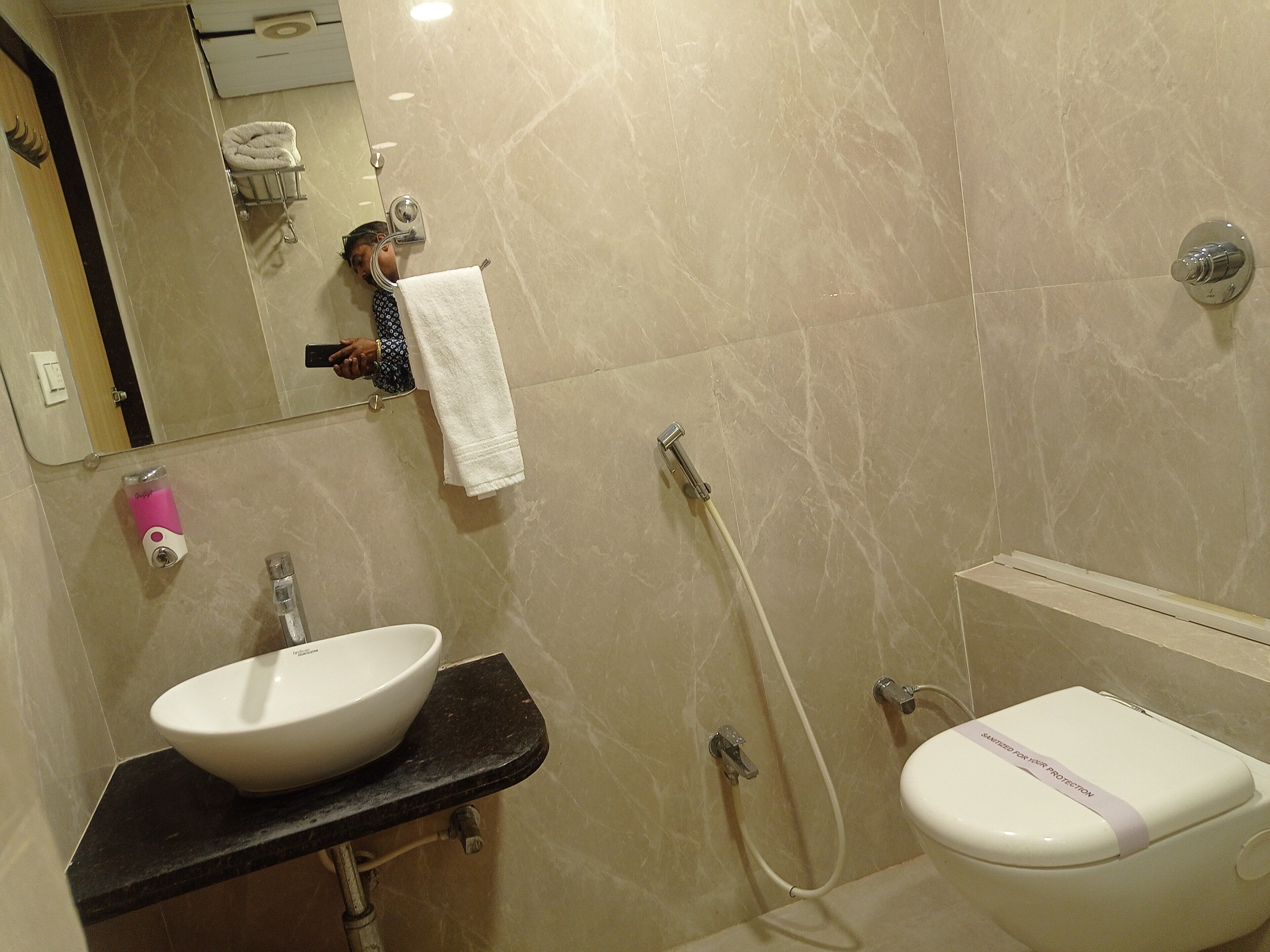 Een badkamer met een wastafel, toilet en douche.