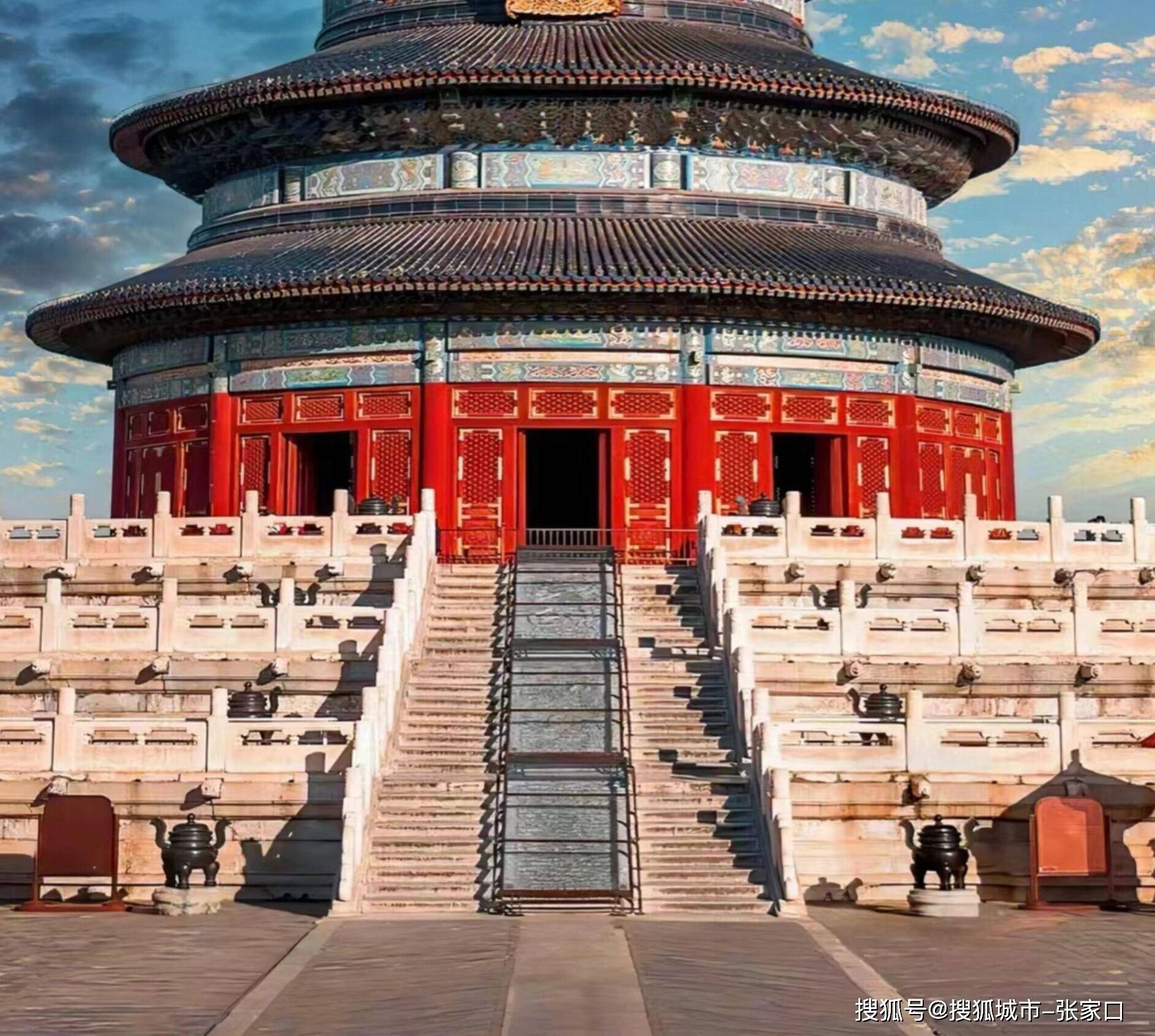 Il s’agit d’un bâtiment traditionnel chinois à la structure circulaire, doté de portes rouges et d’un escalier menant à l’entrée.