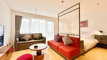 1 bedroom, in-room safe, individually decorated, blackout curtains
