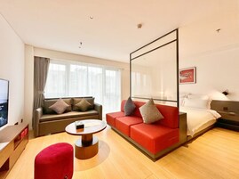 Executive Studio, 1 King Bed with Sofa bed