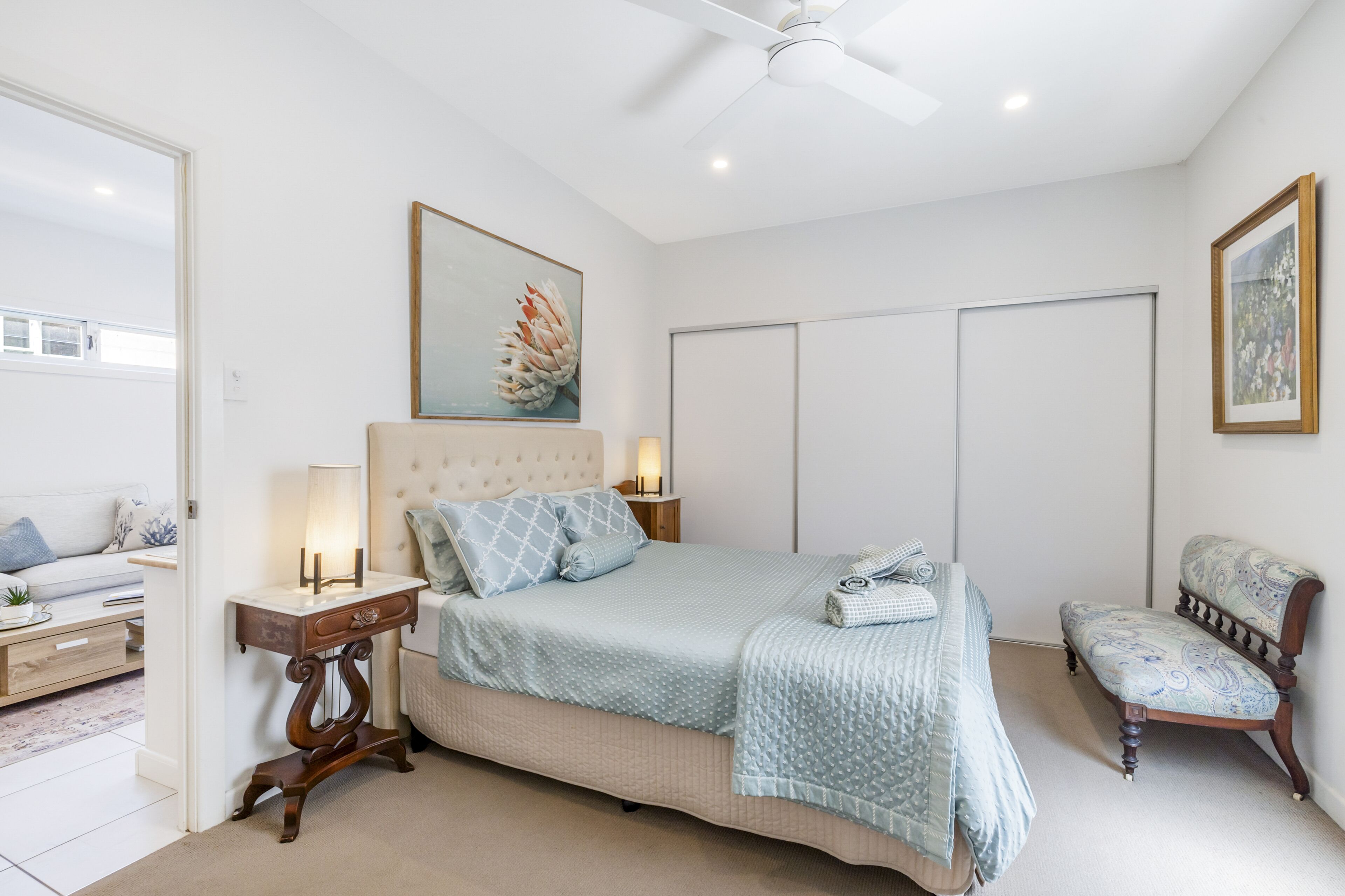 2 quartos, escrivaninha, ferros/tábuas de passar roupa, berço de viagem