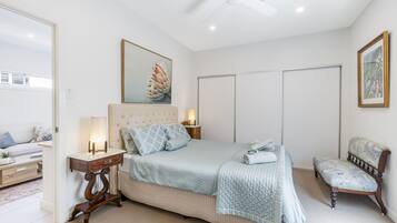 2 quartos, escrivaninha, ferros/tábuas de passar roupa, berço de viagem