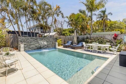 On Esplanade own 2 bedroom flat & pool, close to Manly cafe precinct