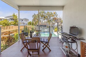 Outdoor dining - On Esplanade own 2 bedroom flat & pool, close to Manly cafe precinct (Lota)
