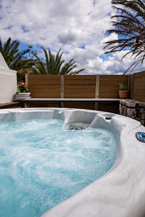 Outdoor spa tub - Villa panagiotis (Κίσσαμος)