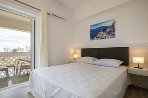 3 عدّة غرف نوم وخدمة الإنترنت وملاءات أسرّة