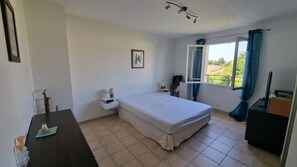 4 bedrooms, iron/ironing board, WiFi - Very beautiful villa - heated swimming pool - maintained garden (Calvisson)