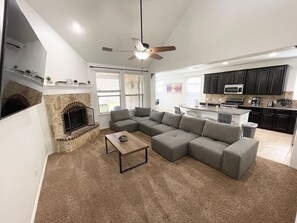 Una televisión, una chimenea