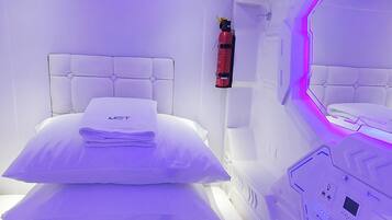 Caja de seguridad en la habitación y tabla de planchar con plancha