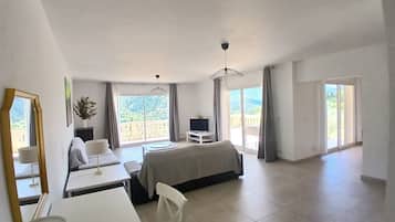 4 bedrooms, desk, iron/ironing board, travel crib