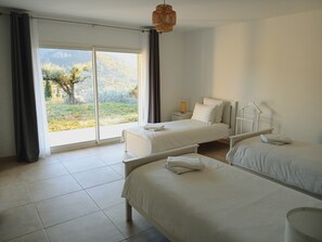 4 عدّة غرف نوم ومكتب ومكواة/لوح كي وسرير سفر