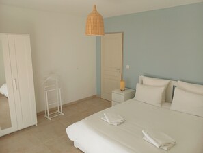 4 bedrooms, desk, iron/ironing board, travel cot