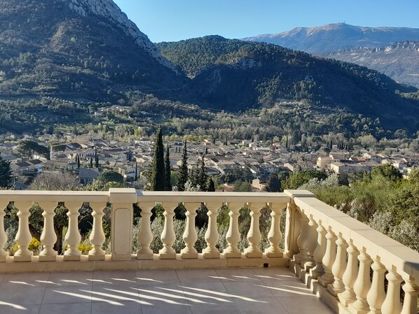 المنطقة المحيطة بالمنشأة