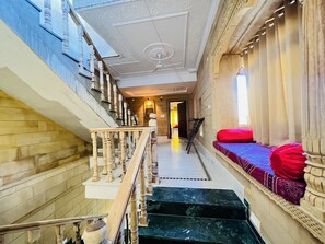 Rúmföt af bestu gerð, skrifborð, rúmföt