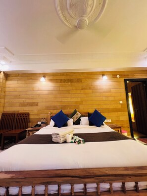 Premium bedding, desk, bed sheets - Hotel Garh Villa  (Jaisalmer)