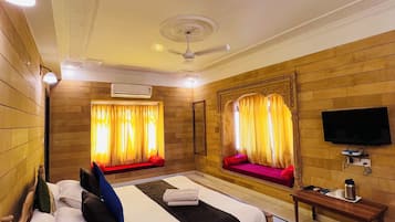 Habitación doble superior | Ropa de cama de alta calidad, escritorio y ropa de cama