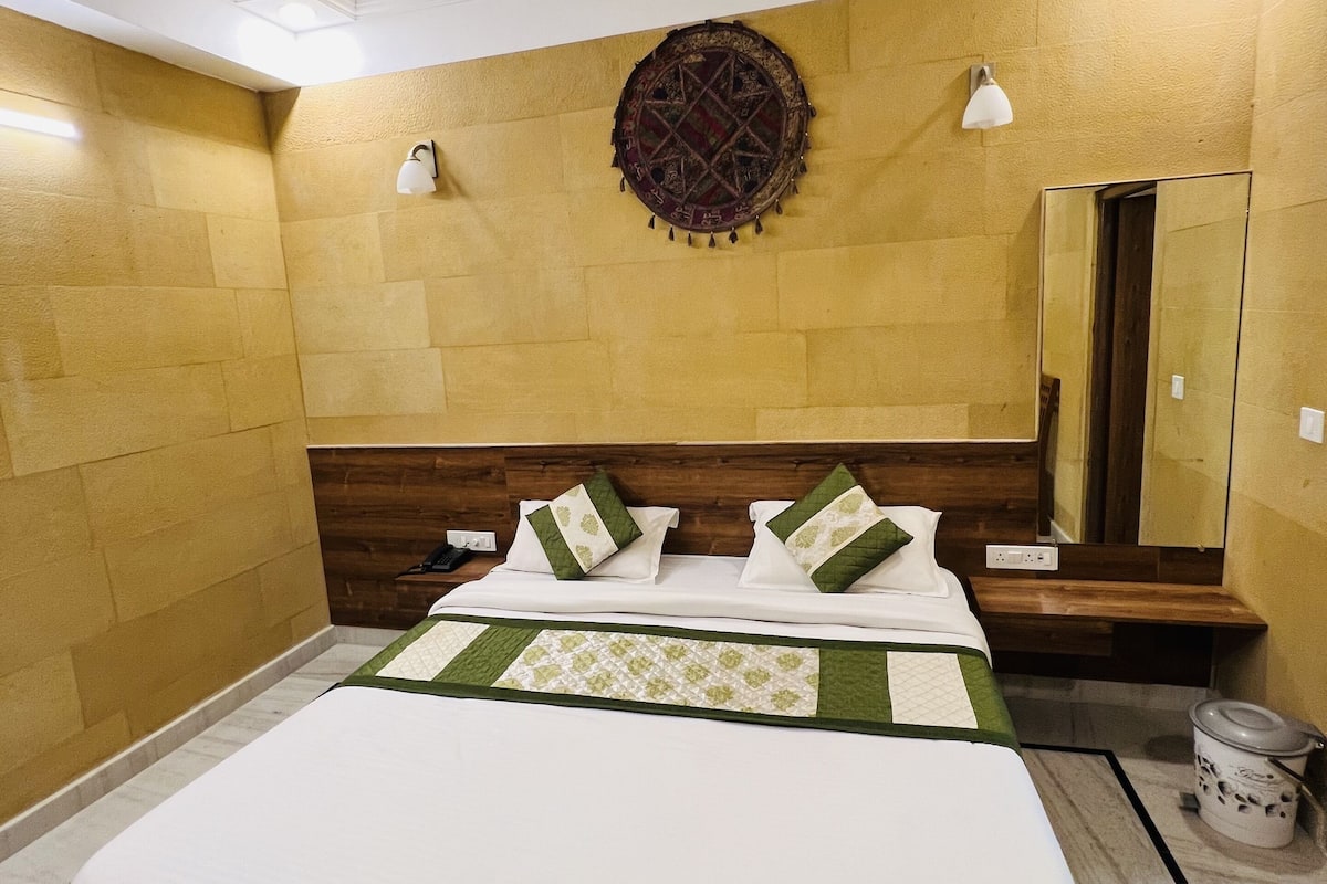 Budget Non AC room | Bộ đồ giường cao cấp, bàn, bộ trải giường 