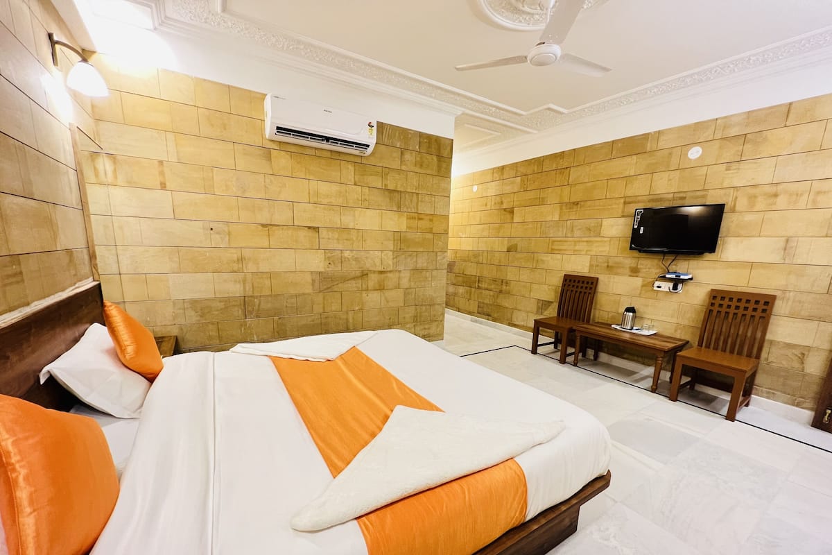 Bộ đồ giường cao cấp, bàn, bộ trải giường 