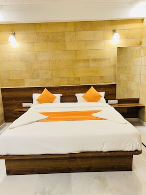 Premium bedding, desk, bed sheets