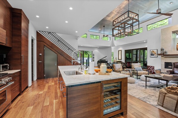 Frigorifero, microonde, forno, piano cottura