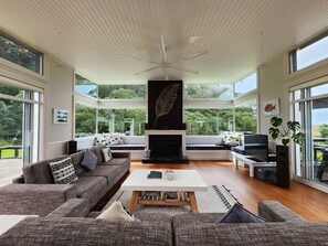 Télévision, cheminée