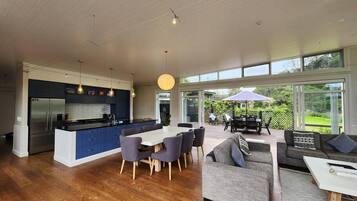 Televisión y chimenea