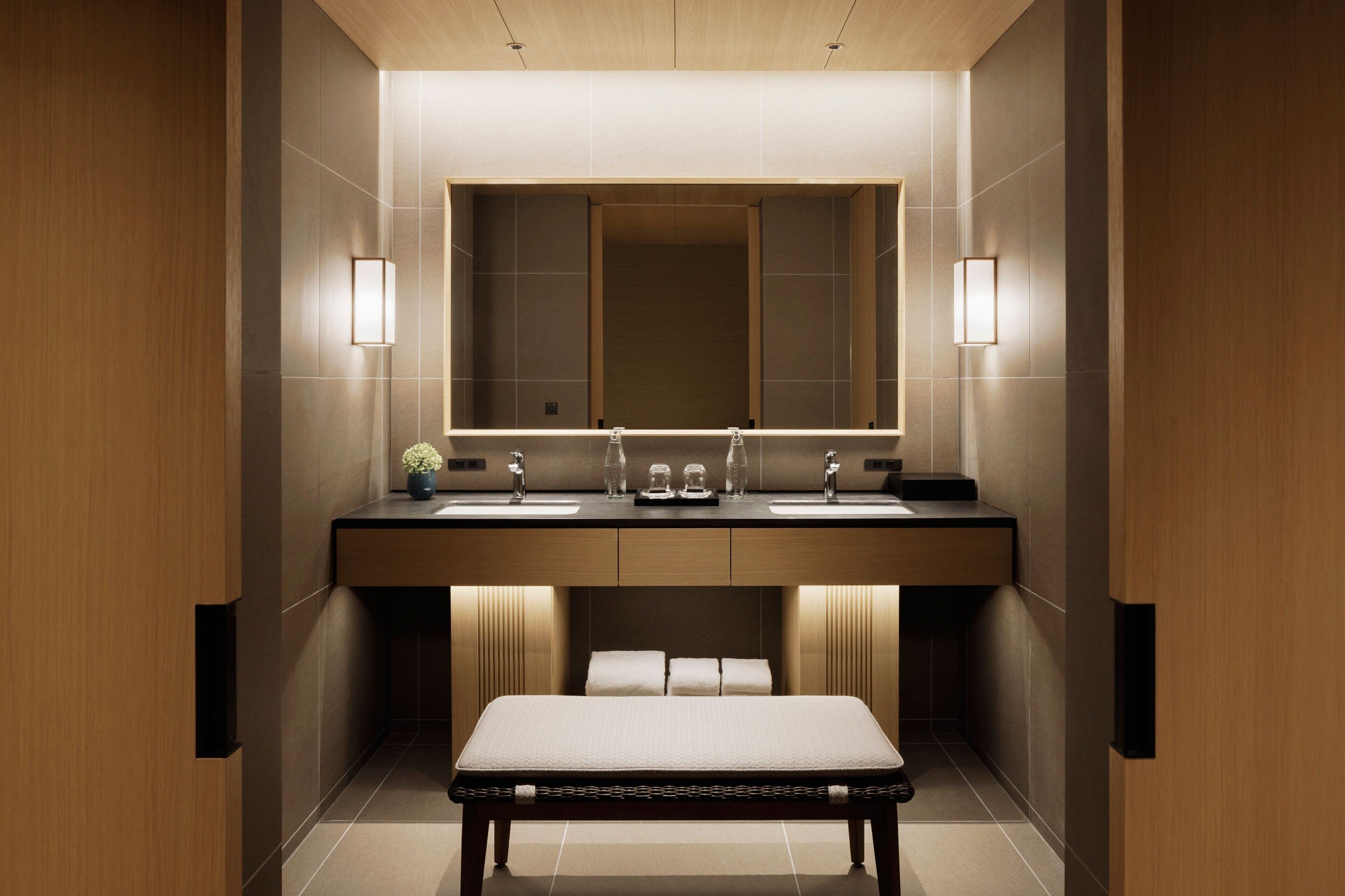 Bañera y ducha independientes, secador de pelo, batas, pantuflas