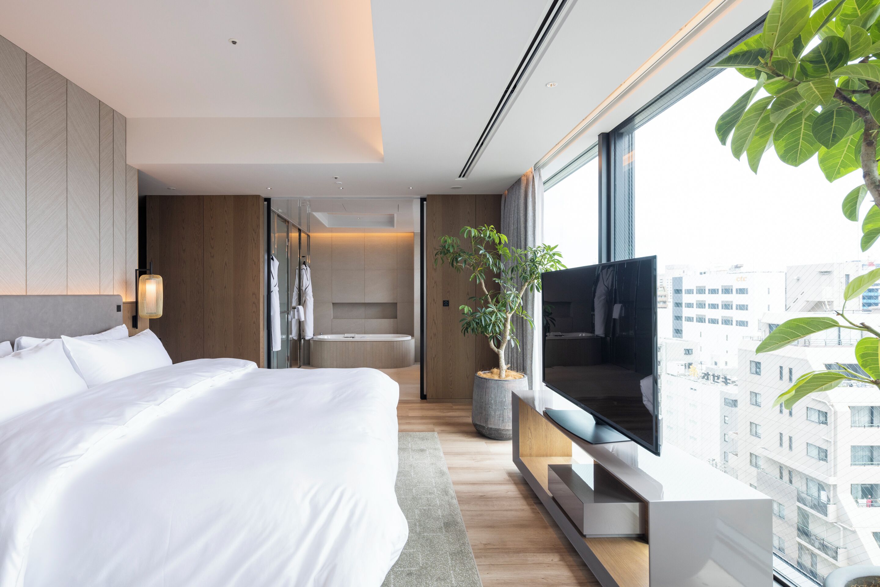Premier Room, 1 King Bed, City View | Hypo-allergenic bedding, down comforters, minibar, in-room safe
