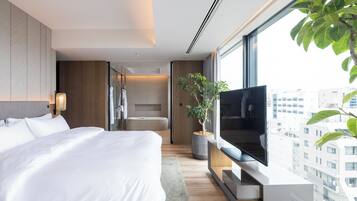 Premier Room, 1 King Bed, City View | Hypo-allergenic bedding, down comforters, minibar, in-room safe