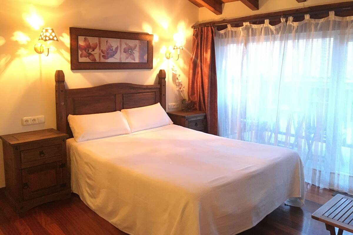 Habitación doble superior, vistas a la ciudad | Ropa de cama de alta calidad, colchones viscoelásticos, escritorio